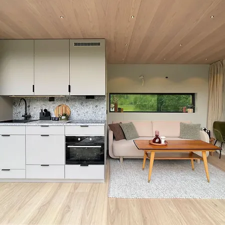 Flam Retreat Lodge *