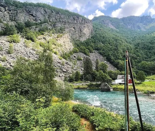 Flam Retreat Lodge *