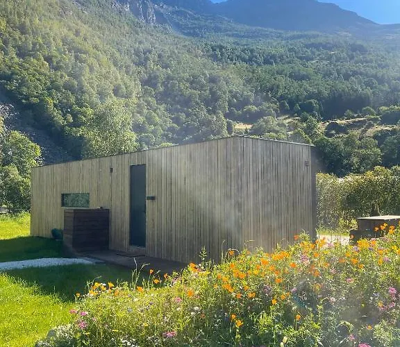 Flam Retreat Lodge *